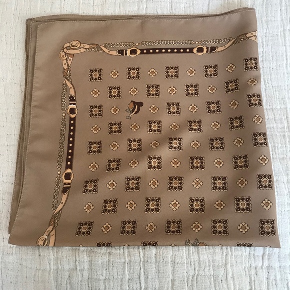 Delicate Scarf - Picture 3 of 4